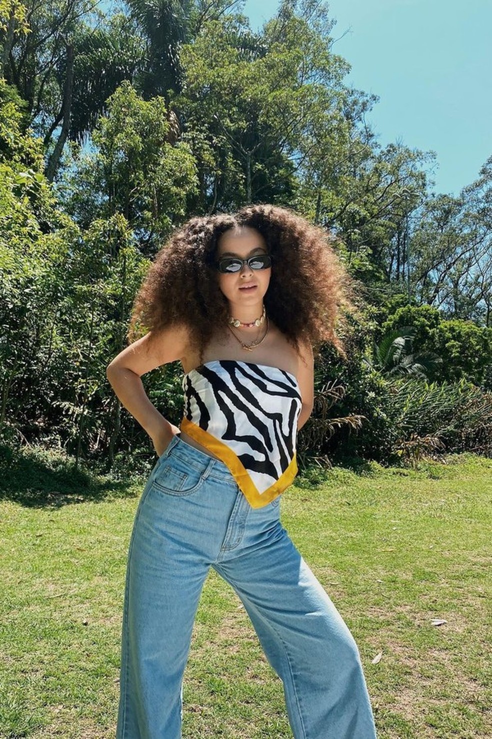 Como usar top sem alça (Foto: @juliarodrigues2) — Foto: Glamour