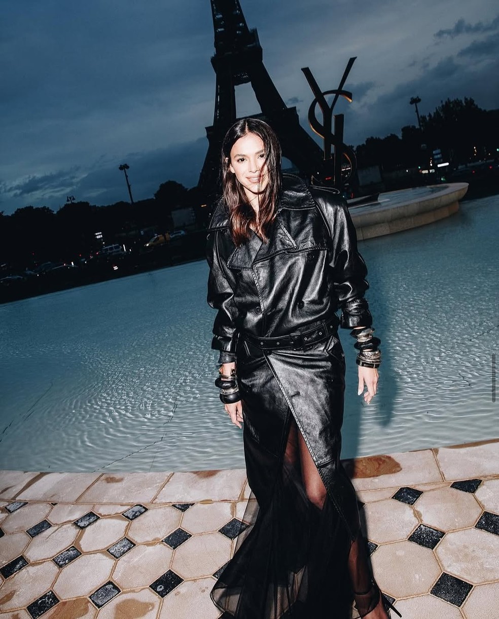Esses looks provam como Bruna Marquezine é fã do all black — Foto: Instagram