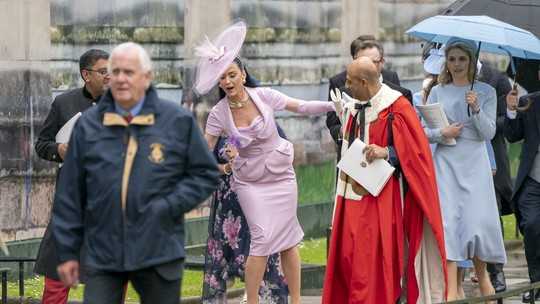Katy Perry se desequilibra durante coroação do rei Charles III