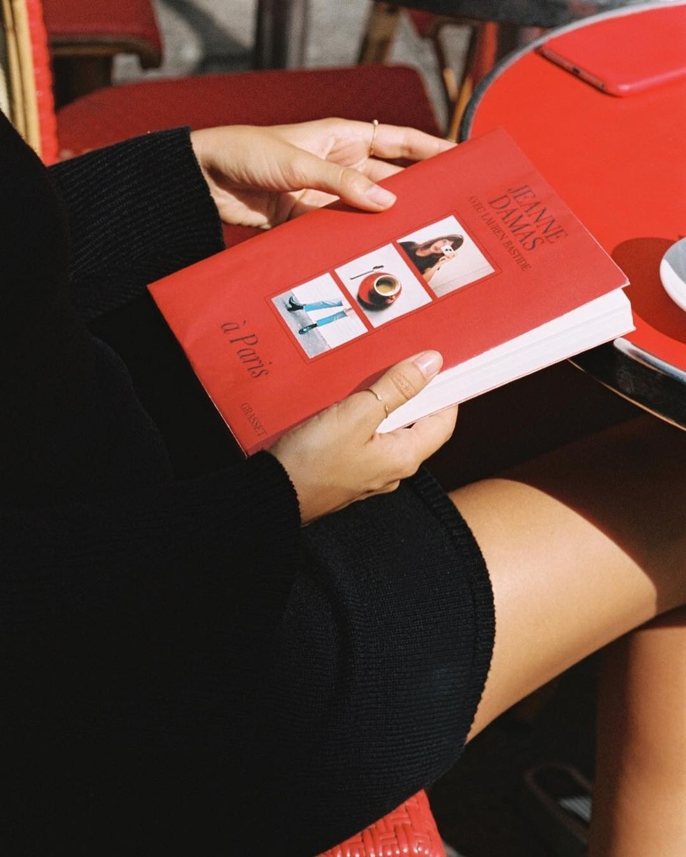 Jeanne Damas lança livro "À Paris" (Foto: Instagram/Reprodução) — Foto: Glamour