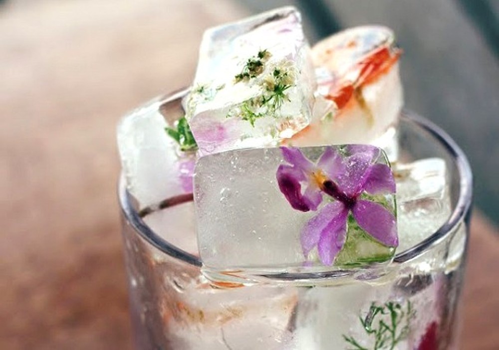 Como fazer gelos diferentões e deixar seu drink mais divertido