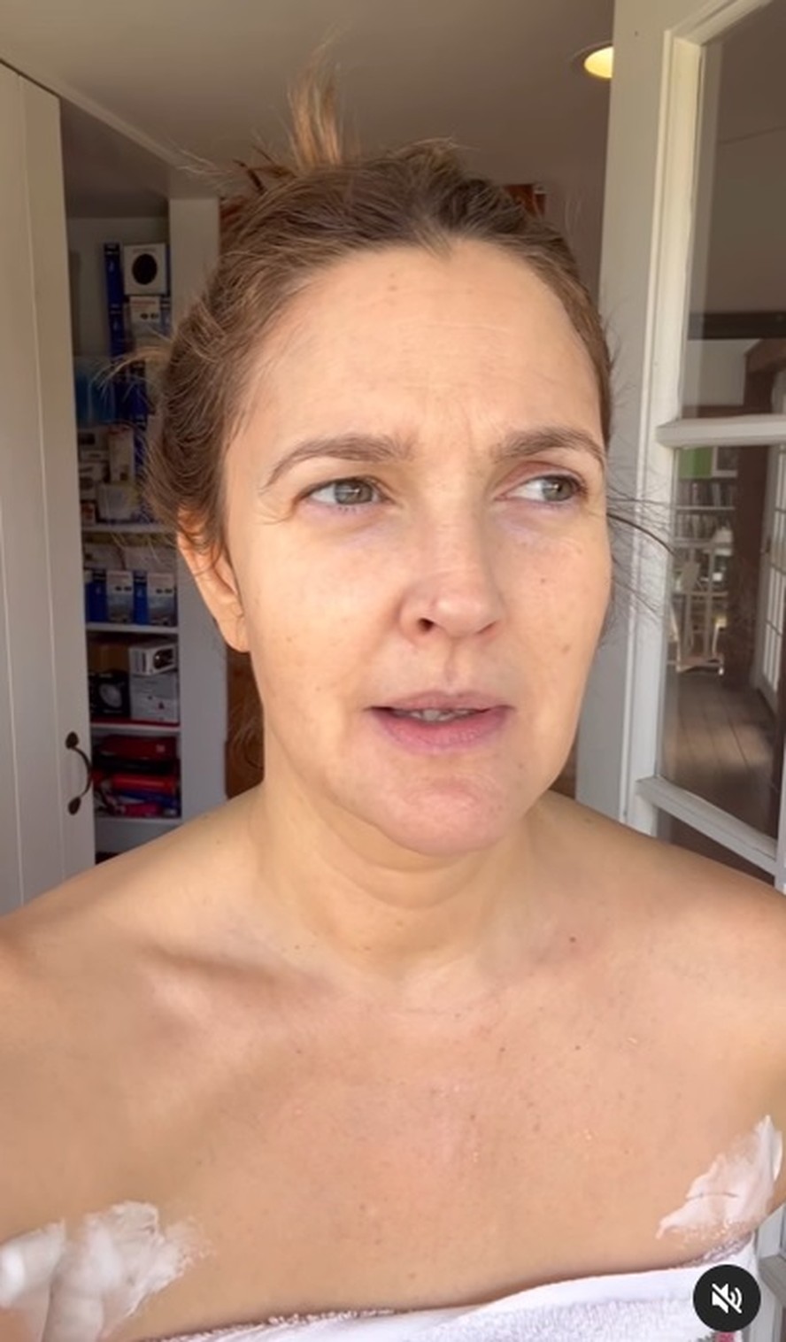 Drew Barrymore encara depilação após três meses