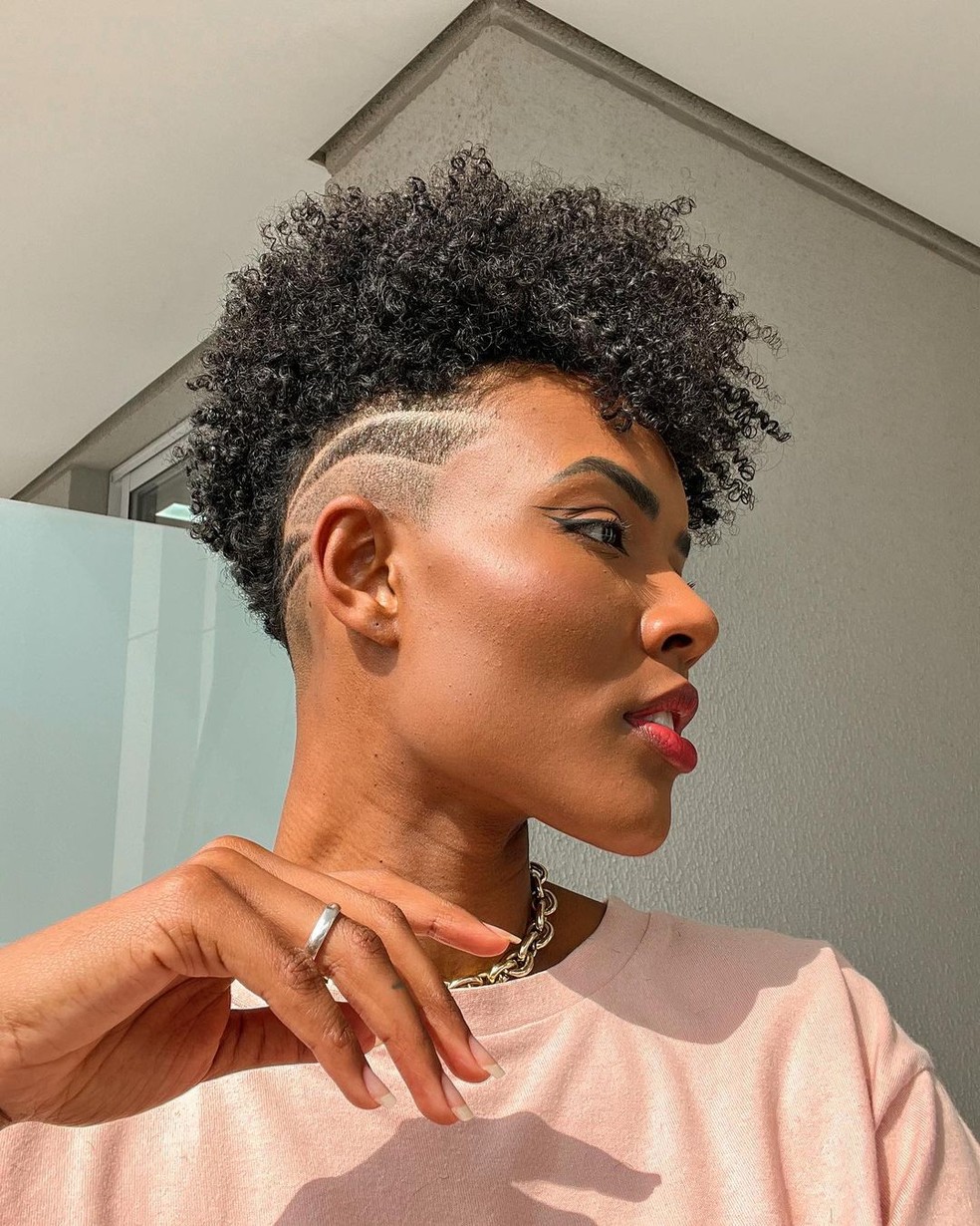 A influenciadora Wanessa Rodrigues usa o Tapered Cut com nuca estilizada. Na régua que fala! — Foto: Reprodução/Instagram/@wanessarodriiguess