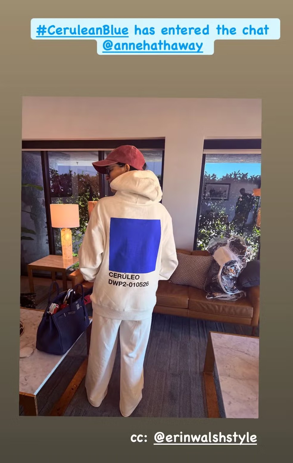 Anne Hathaway usa moletom com o tom azul cerúleo, no México, em março de 2026 — Foto: Reprodução Instagram