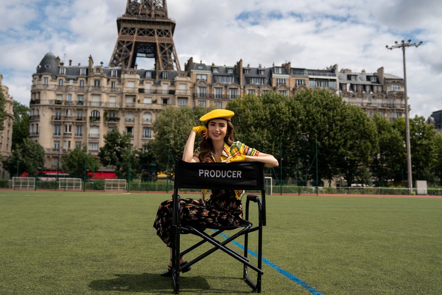 Lily Collins no set de 'Emily em Paris'