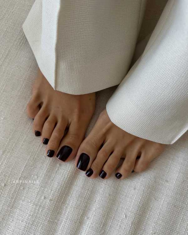 Esmalte escuro para os pés