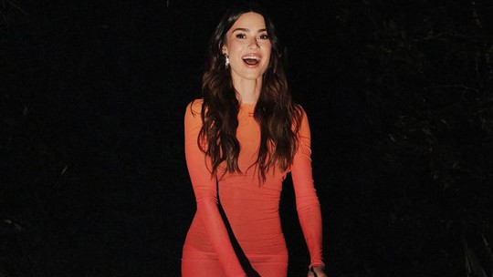 Thaila Ayala aposta em vestido Courrèges de mais de R$ 6 mil em evento no Rio de Janeiro