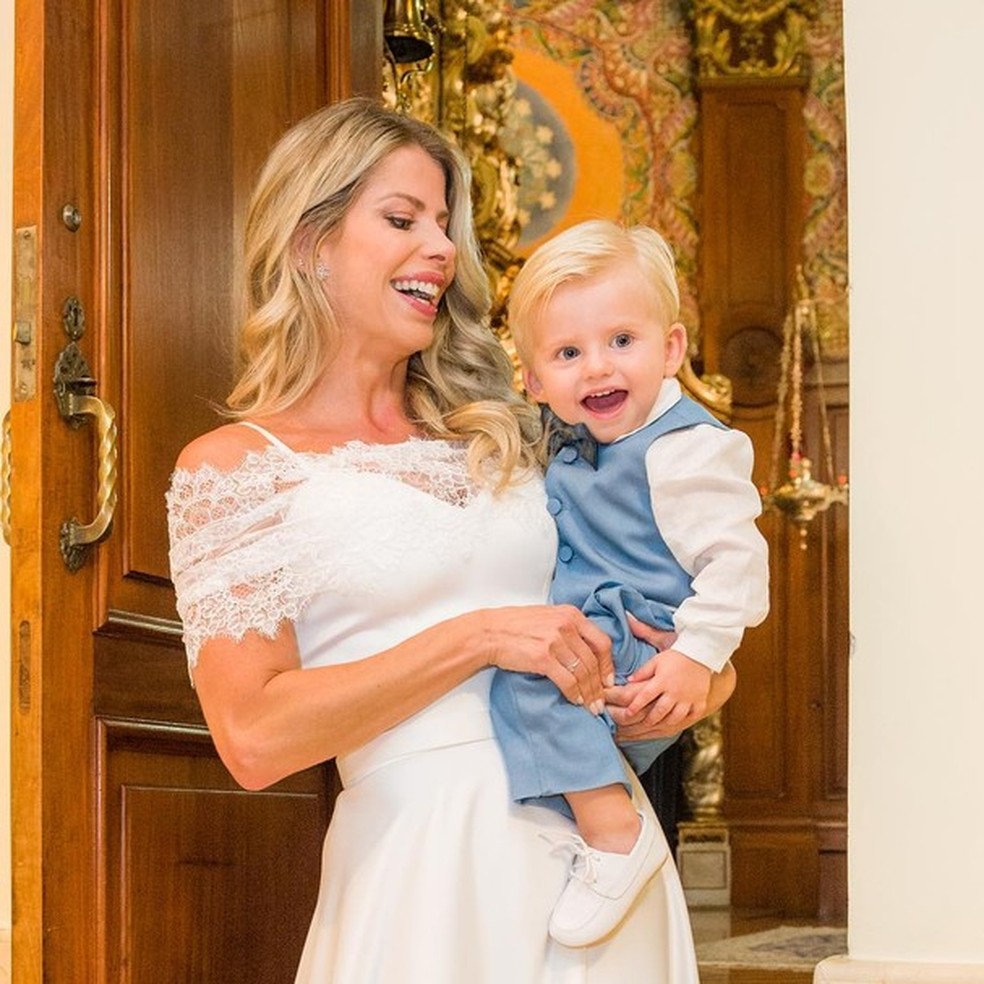 Karina Bacchi mostra casamento na igreja