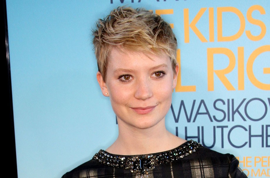 Mia Wasikowska tosou o cabelão e apareceu assim no lançamento de "Alice", de Tum Burton, em 2010
