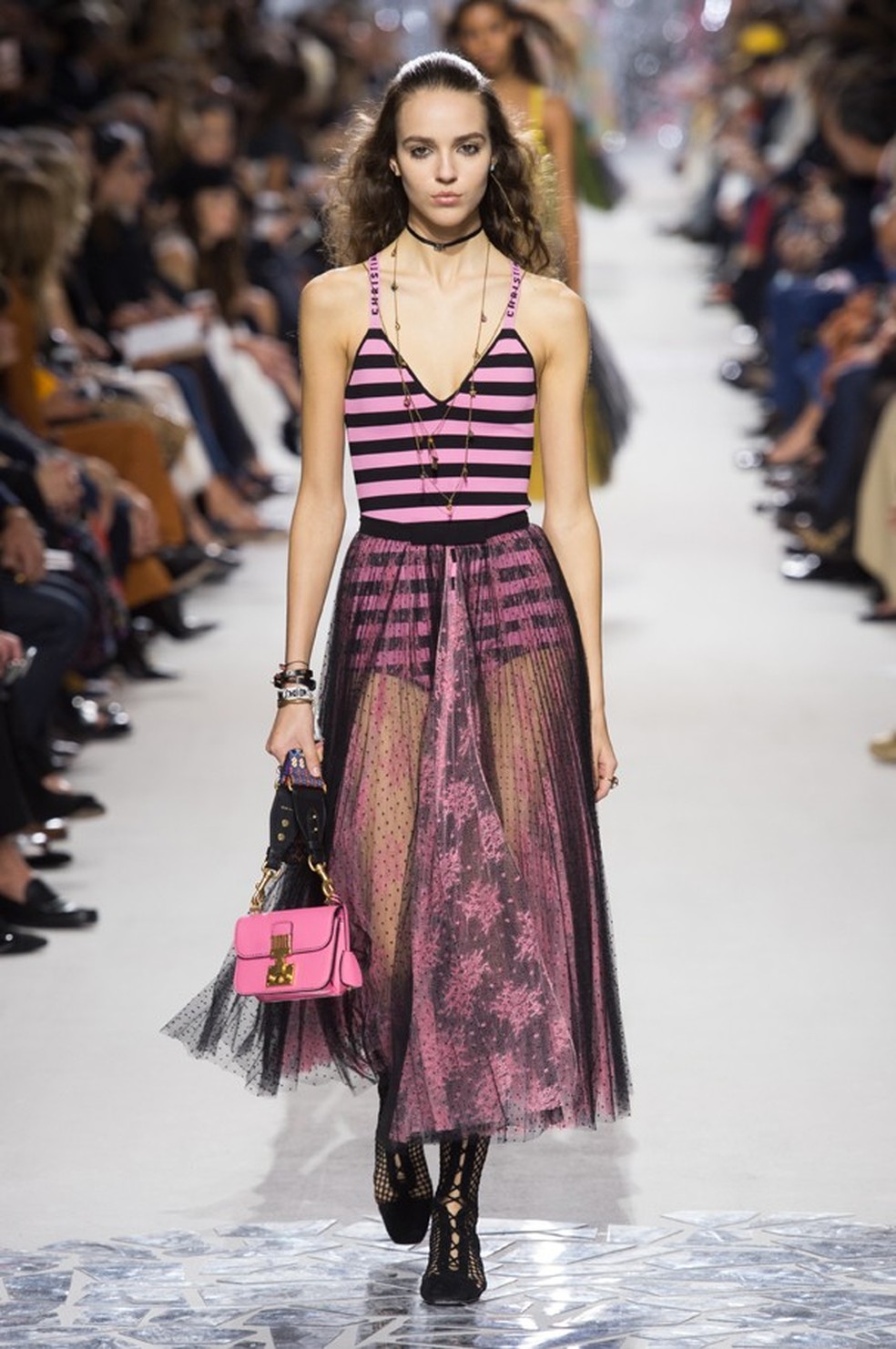 Coordenar as cores do look também vale! (Foto: ImaxTree) — Foto: Glamour
