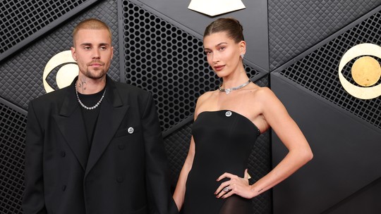 Grammy 2026: Hailey e Justin Bieber apostam no all black e protestam contra ICE
