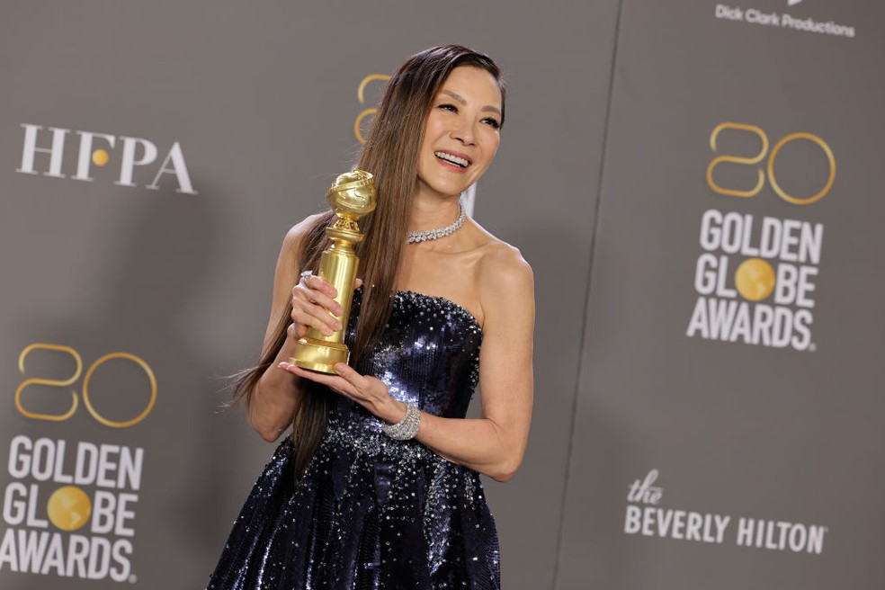 Michelle Yeoh ganha seu primeiro Globo de Ouro e discursa: 'Quarenta anos... Não vou desistir disso' — Foto: Getty Images