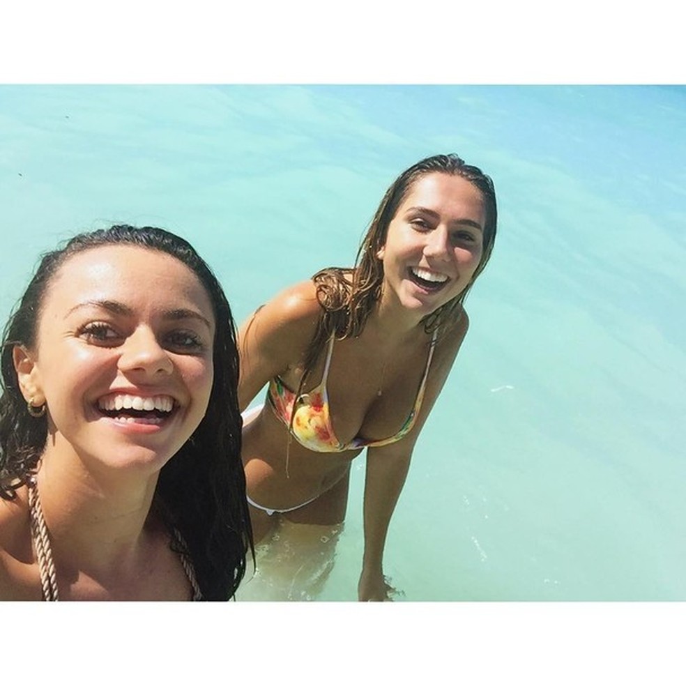 Carol Portaluppi curte o Havaí com a amiga Lia Cassis (Foto: Reprodução/ Instagram) — Foto: Glamour
