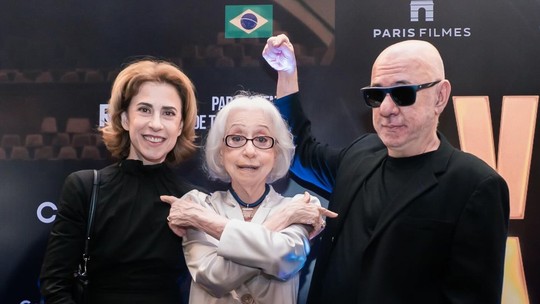 Fernanda Torres publica foto com mãe e irmão no lançamento de novo filme: "Trio ternura"