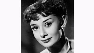 Audrey Hepburn era a musa da década de 1950, e seu look foi muito copiado na época. É o curtinho com quê clássico!