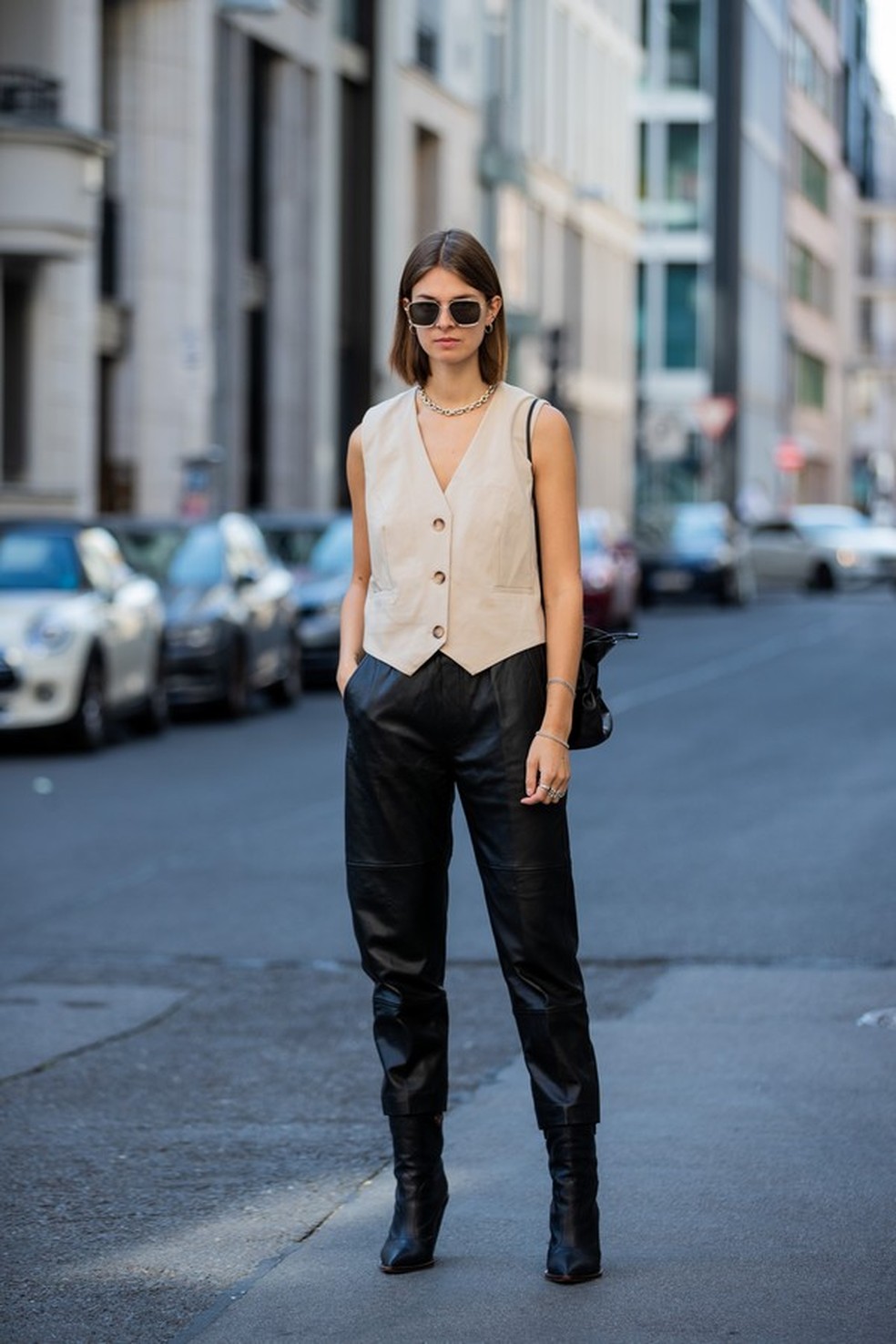 Aprenda a usar colete de alfaiataria como blusa, o styling da vez (Foto: Getty Images) — Foto: Glamour