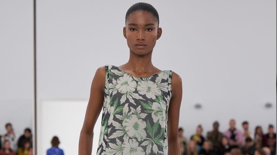 A estética “jardim tropical noturno”: 7 peças florais escuras que vão bombar no verão