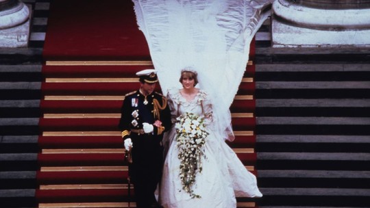 O vestido de noiva da princesa Diana completa 44 anos: relembre todos os detalhes do look icônico