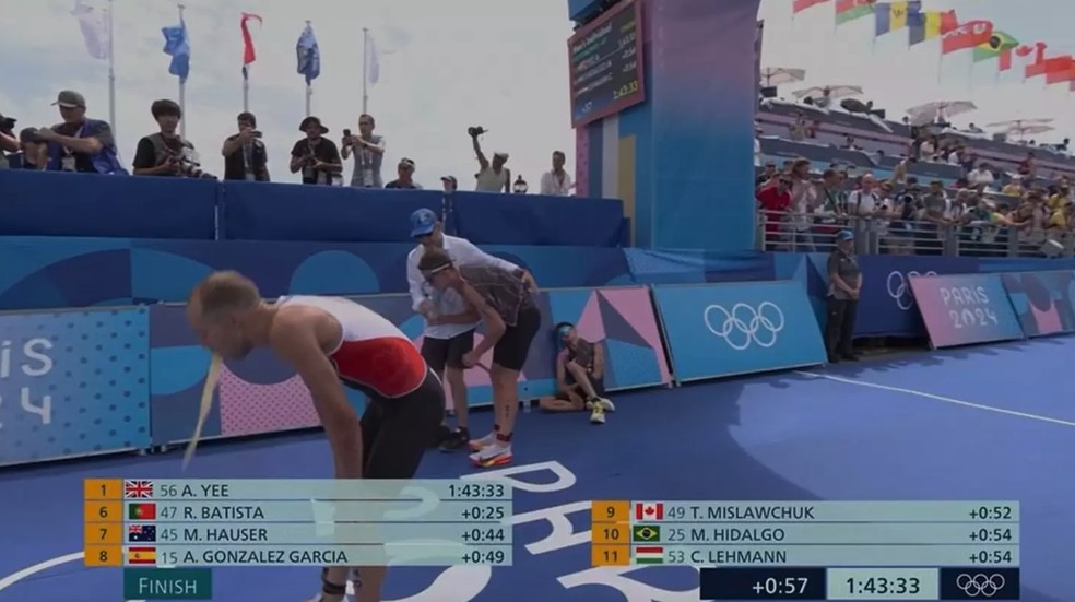 Atleta canadense passa mal e vomita após cruzar a linha de chegada do triatlo olímpico — Foto: Reprodução