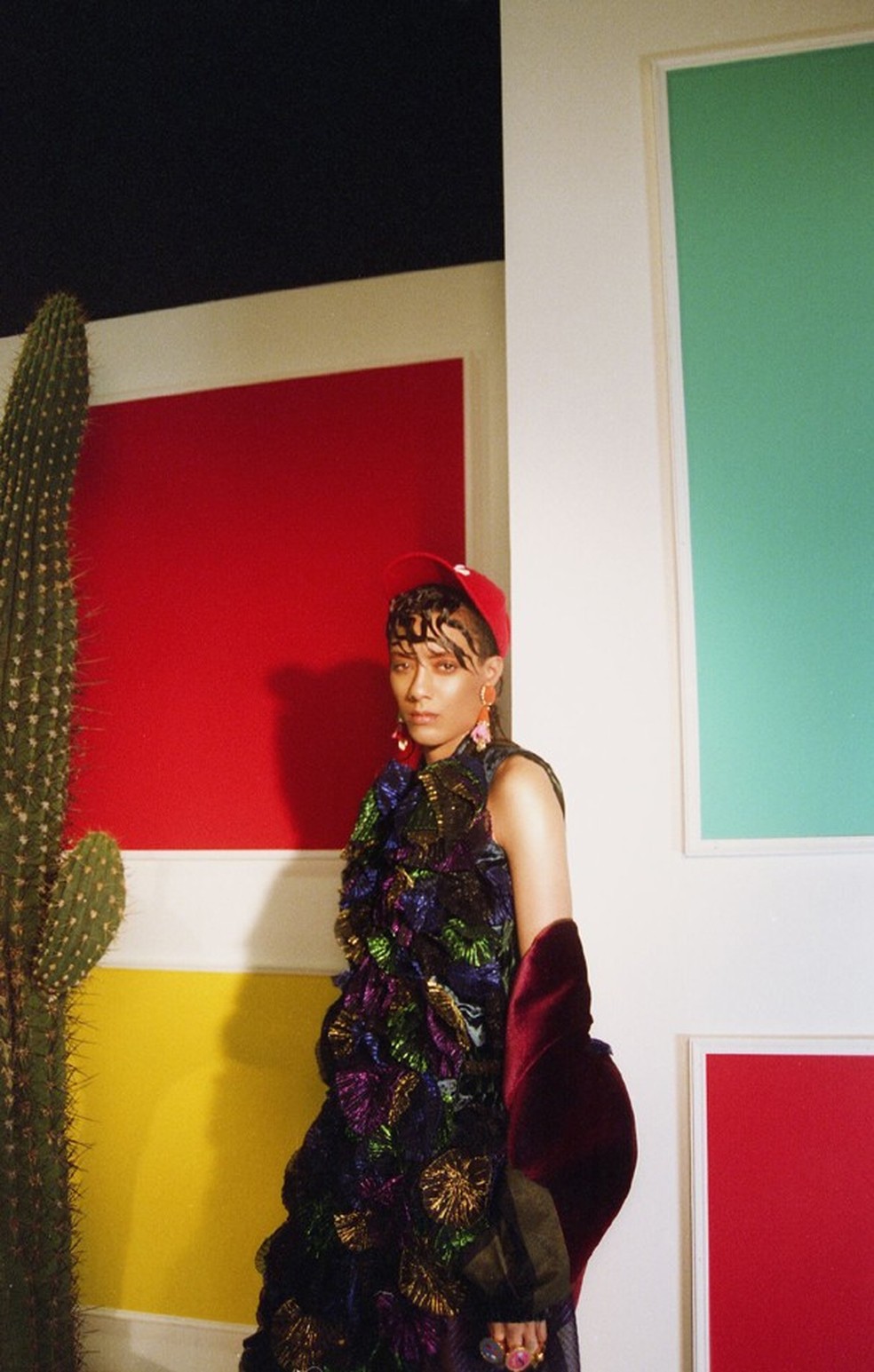 Vestido, Little Shilpa; jaqueta de veludo, Little Shipa; sapatos, Neous; anéis, Peech; brincos, Caterina Mariani; boné, Riccardo Comi. (Foto: Louis Philippe de Gagoue) — Foto: Glamour