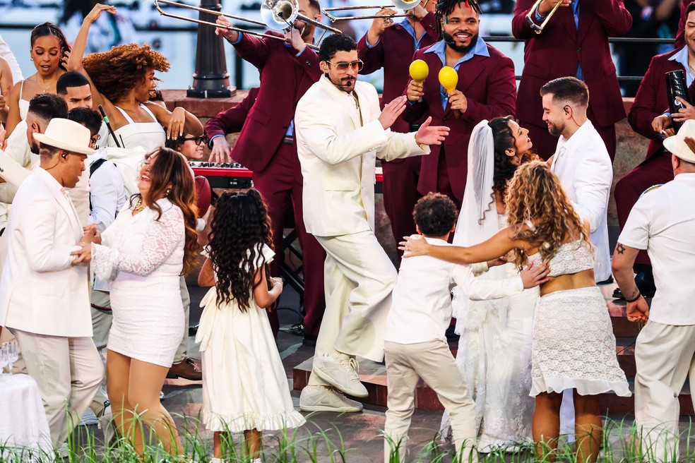 Cerimônia de casamento durante show do Bad Bunny no Super Bowl foi real — Foto: Getty Images