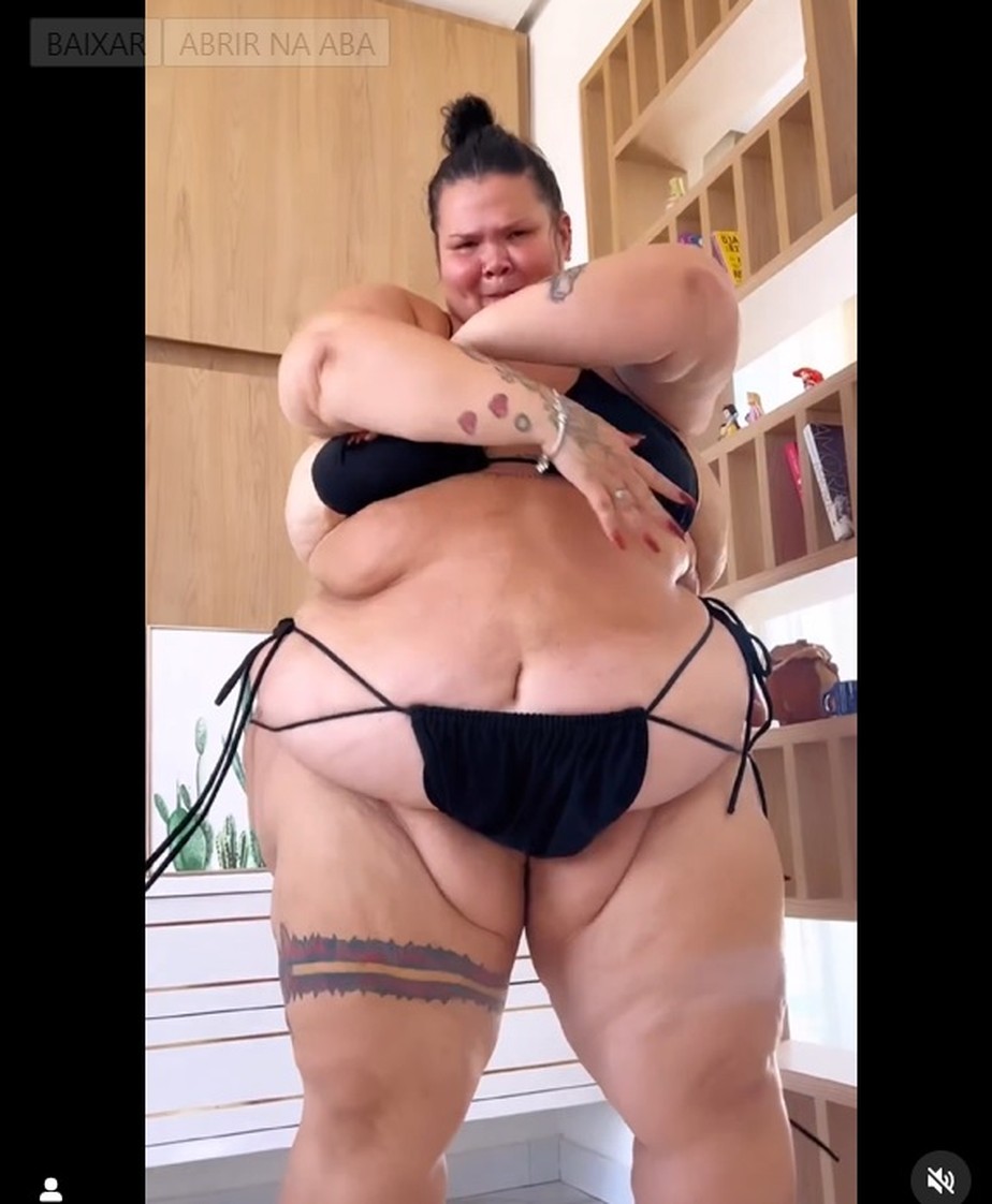 Thais Carla requebra ao som de Leo Santana e brinca com o marido