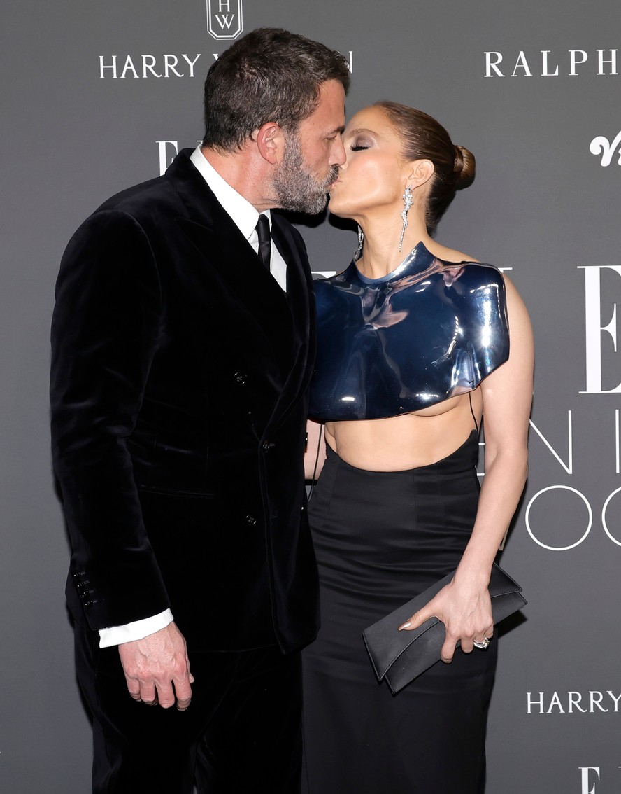 Jennifer Lopez e Ben Affleck dão beijo apaixonado no tapete vermelho