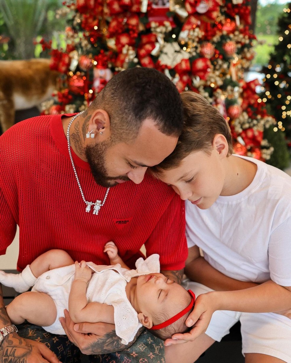 Neymar publica fotos celebrando o Natal com filhos, amigos e Bruna Biancardi — Foto: Instagram