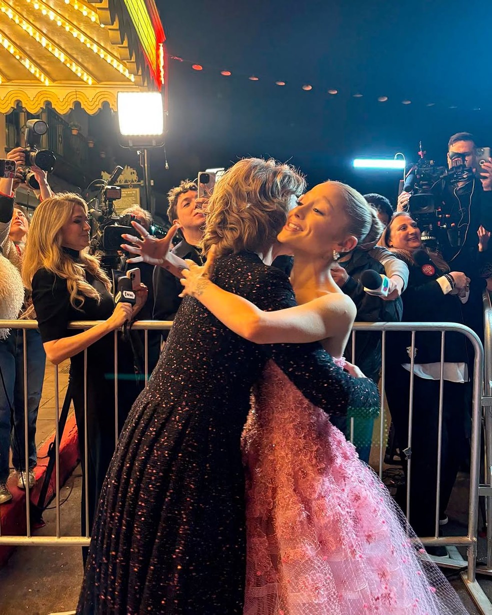 Fernanda Torres e Ariana Grande — Foto: Instagram