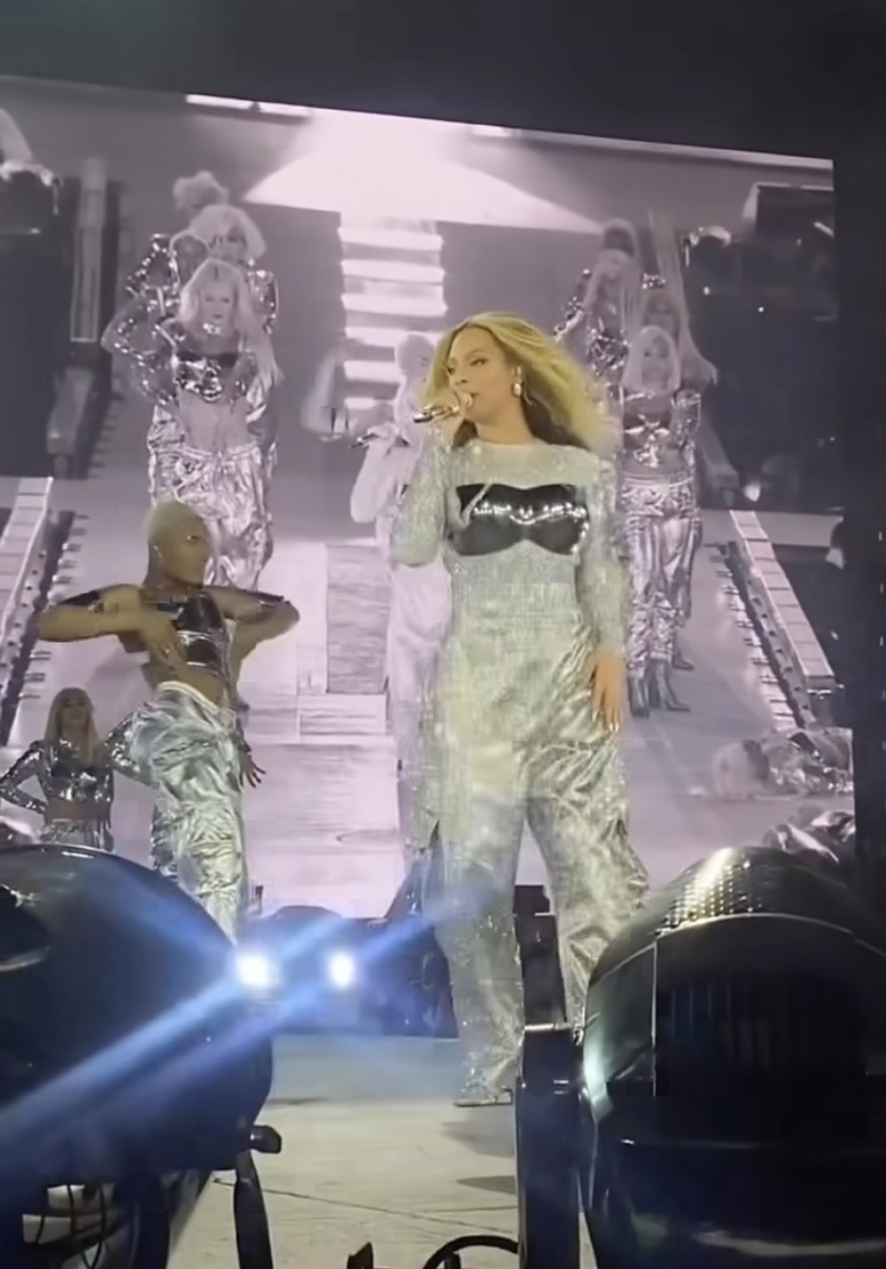 Beyoncé e Rihanna usam a mesma peça em seus comebacks