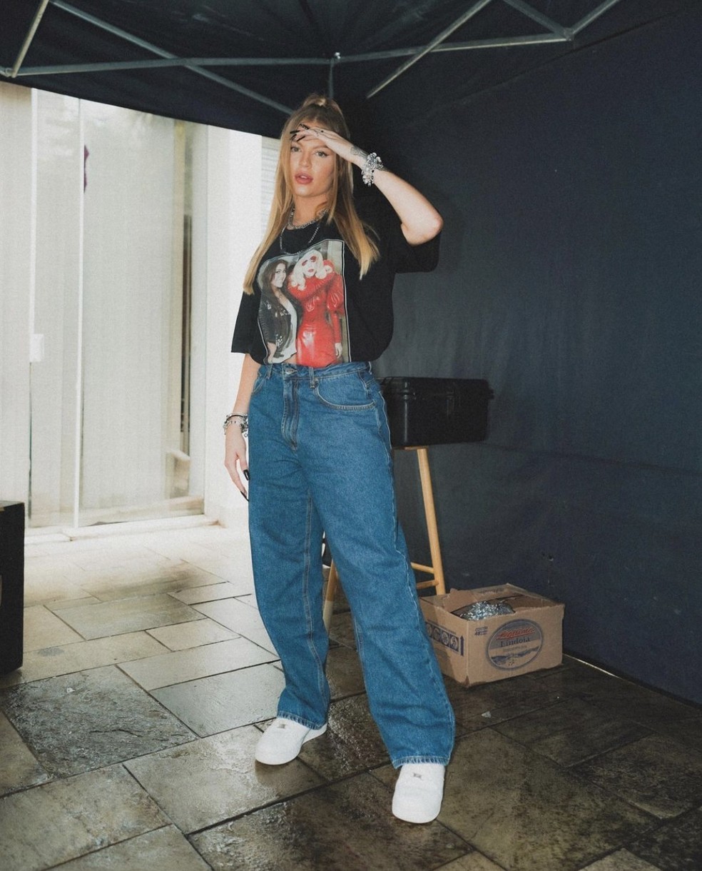 Luísa Sonza adora apostar no mom jeans para compor um visual descolado e confortável. (Foto: Reprodução/Instagram @luisasonza) — Foto: Glamour