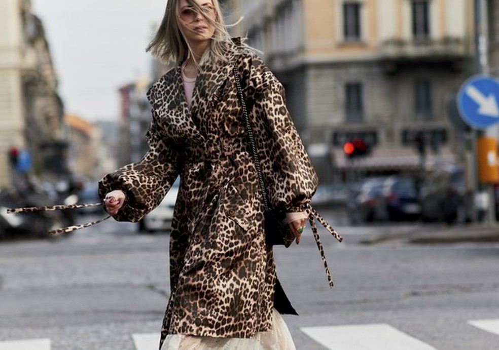 Cansou do trench coat bege? Que tal um todo estampado como o da fashionista da foto? (Foto: Imaxtree) — Foto: Glamour