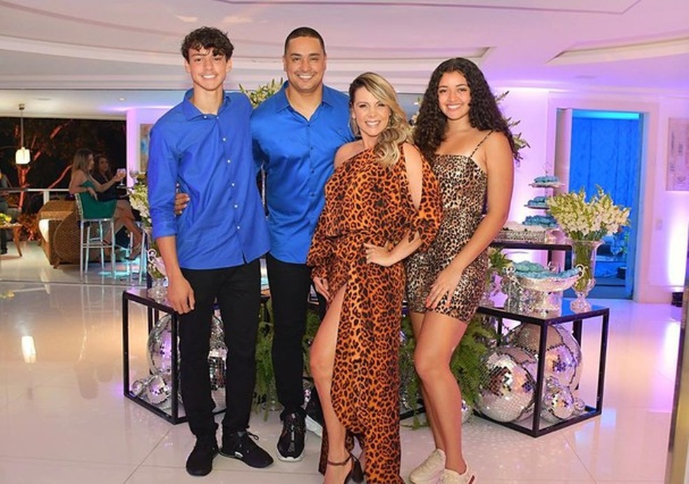 Carla Perez posa com o marido e os filhos: 'Momento incrível'