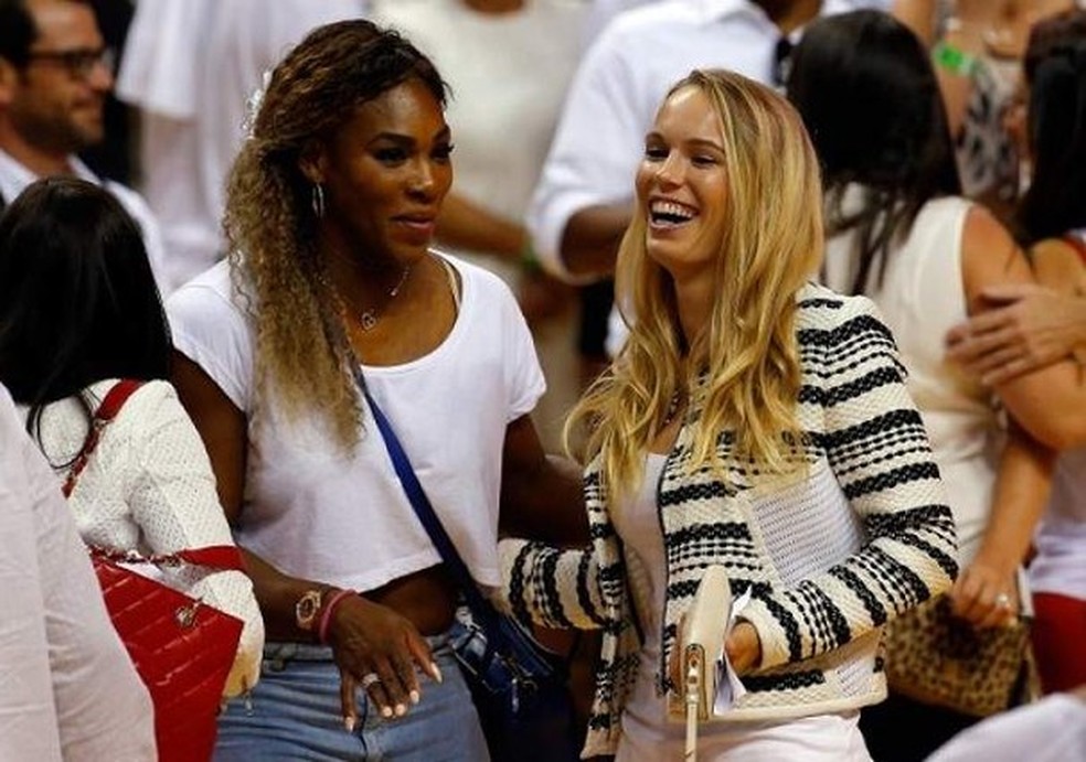 Serena Williams e Caroline Wozniacki são amigas fora das quadras (Foto: Reprodução ) — Foto: Glamour