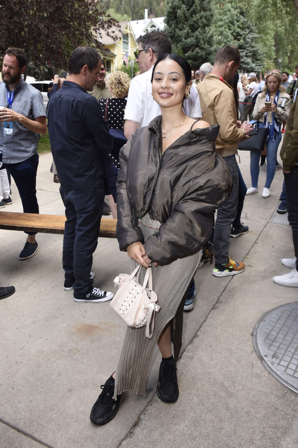 Casacão por cima do vestido é o truque de styling fácil, fácil que incrementa qualquer produção — Foto: Getty Images