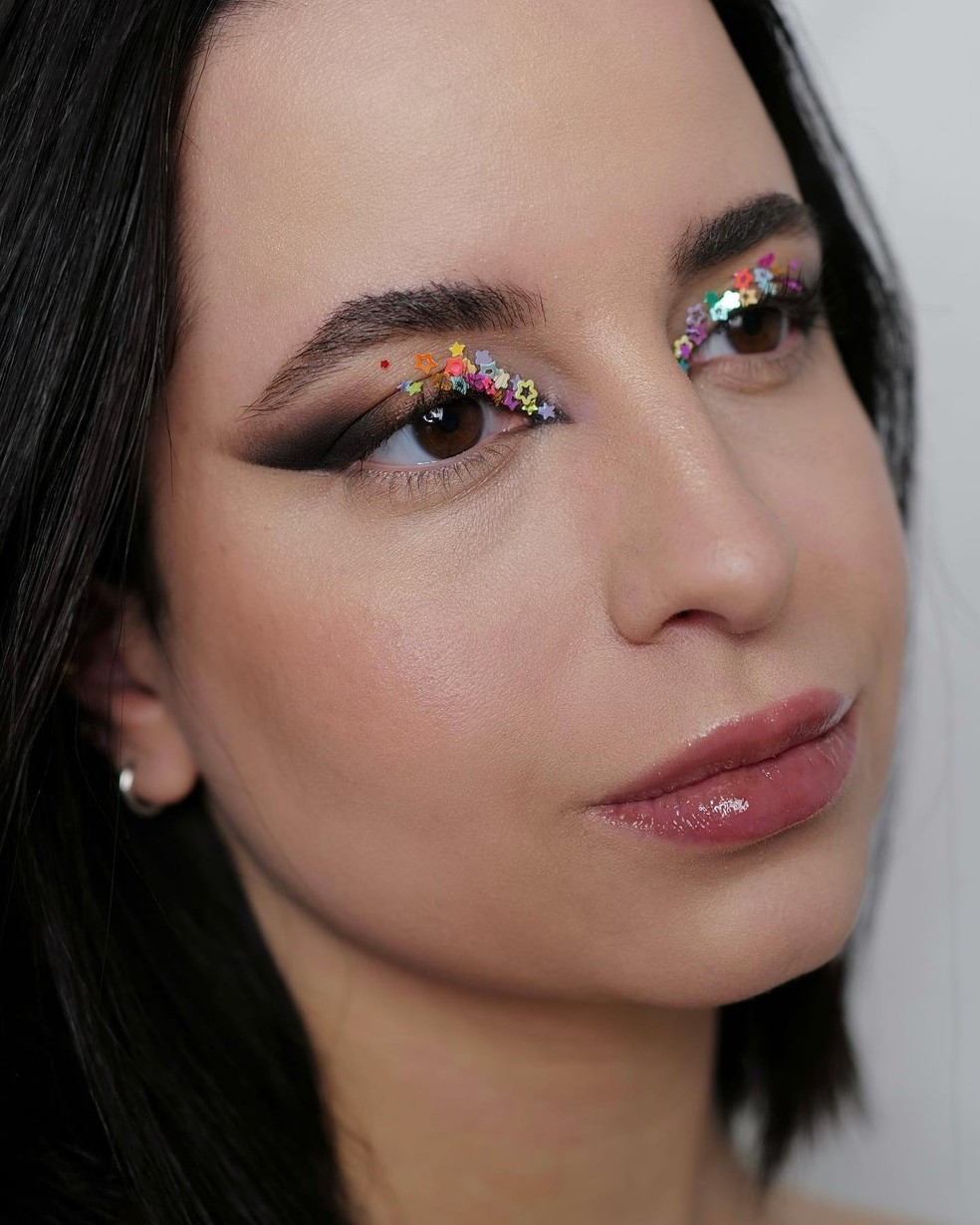 Maquiagem com glitter — Foto: Instagram @carolinacarpegiani