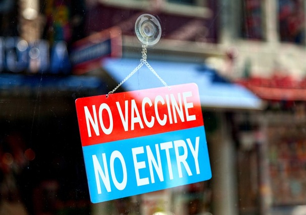 A vacinação obrigatória foi adotada por alguns países a fim de conter o avanço da doença  (Foto: Getty Images) — Foto: Glamour