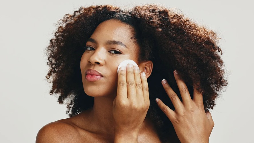 Como usar o tônico na rotina de skincare, de acordo com dermatologistas