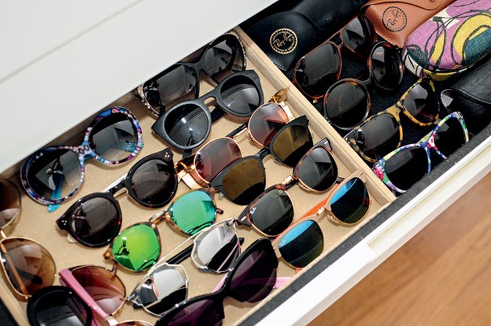 Foto organizadinha, meramente ilustrativa, para você saber que neste brechó dá pra encontrar armações interessantes também (Foto: Andrea Alves/Arquivo Glamour) — Foto: Glamour