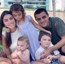 Felipe Simas e família (Foto: Reprodução/Instagram) — Foto: Glamour