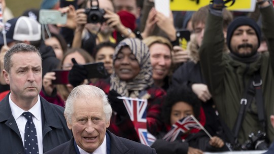 Rei Charles ignora protestos contra a sua coroação em compromisso real