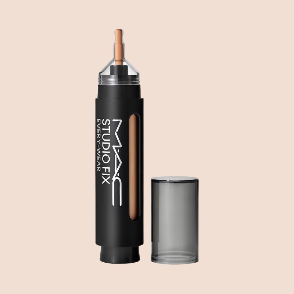Corretivo Studio Fix All Over Face Pen, MAC Cosmetics (R$ 299) — Foto: Divulgação