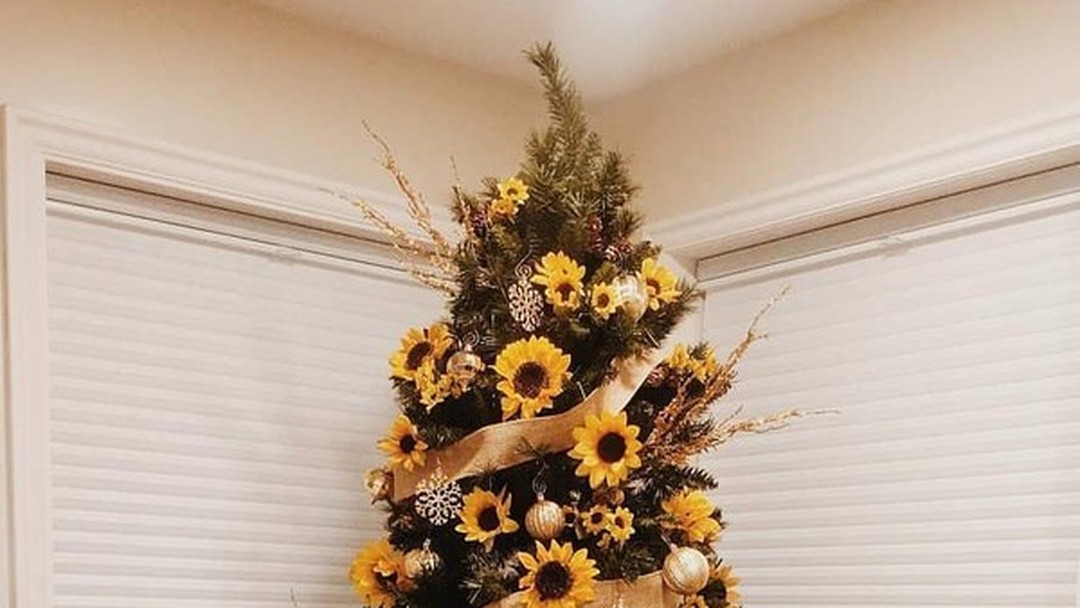 Árvore de Natal enfeitada com girassóis? A internet está obcecada