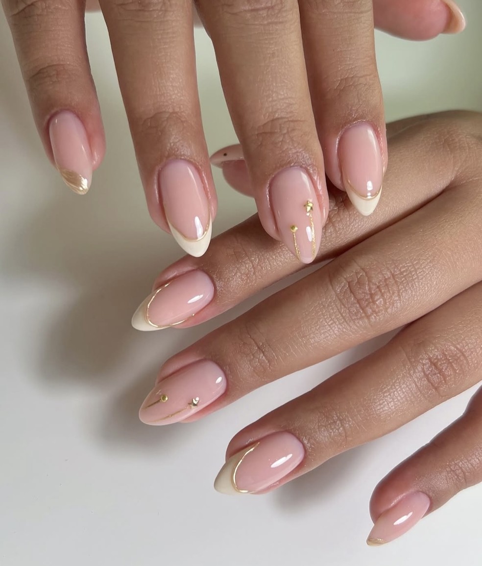 As nail arts prometem ser minimalistas e com um pontinho de brilho para dar um charme — Foto: Reprodução/Instagram/@nailsxbellaluna