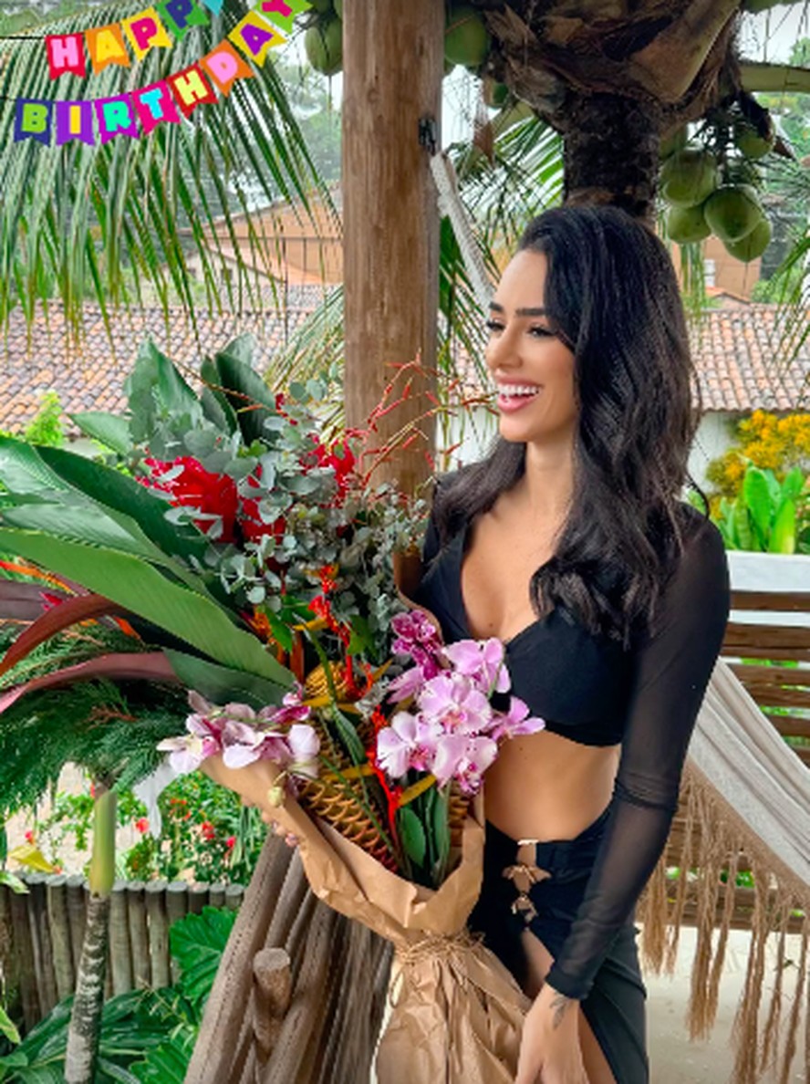 Bruna Biancardi ganha flores e café da manhã especial para celebrar 30 anos de idade