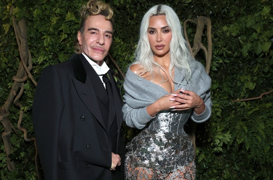 John Galliano e Kim Kardashian no Met Gala em 2024