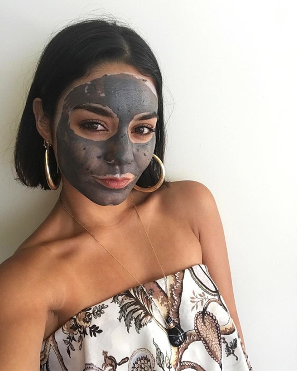 A cantora Vanessa Hudgens faz charme até com máscara de argila no rosto (Foto: Arquivo pessoal) — Foto: Glamour