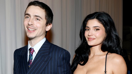 Critics Choice Awards 2026: Timothée Chalamet e Kylie Jenner chegam juntos na premiação