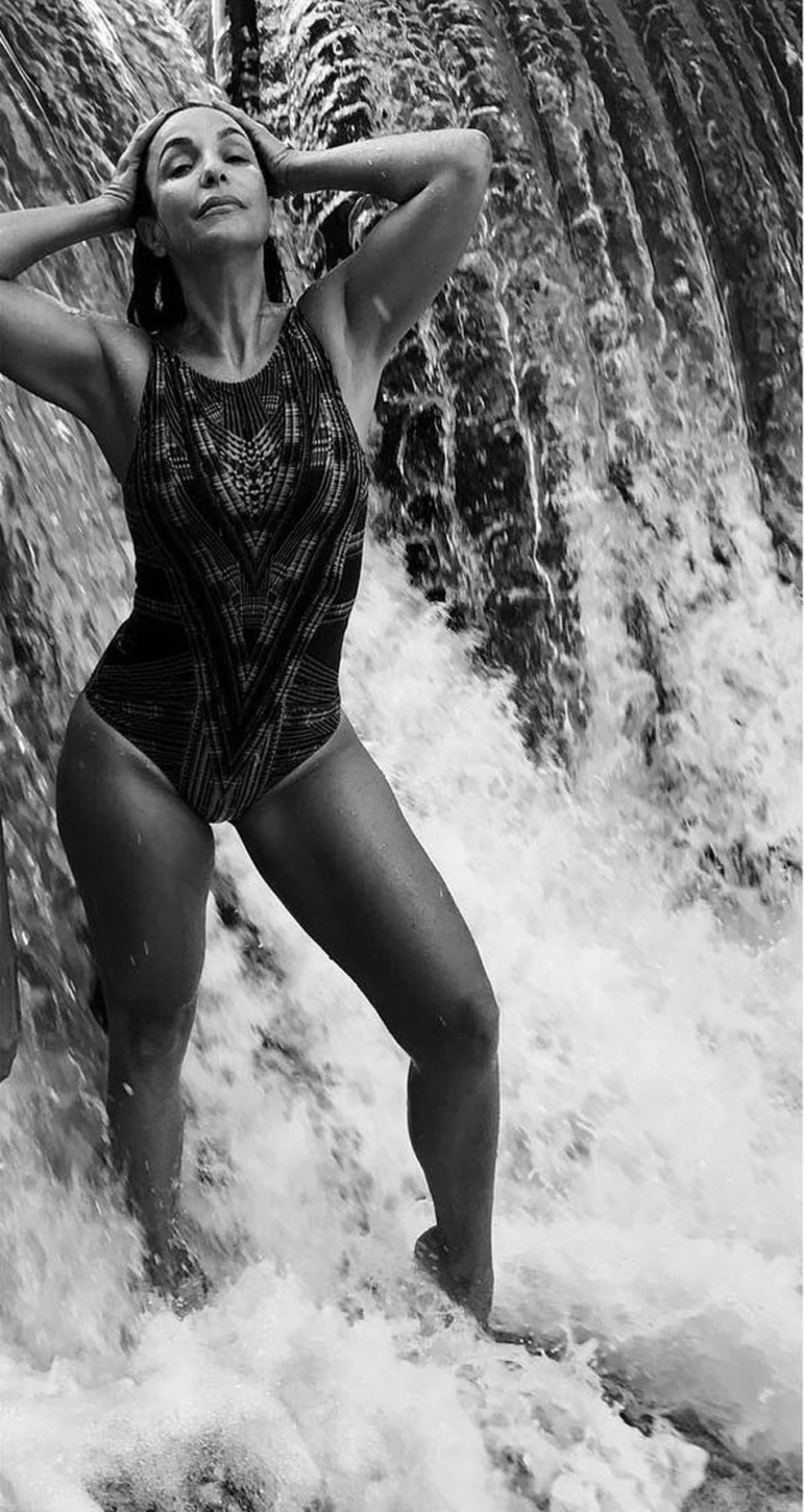 Ivete Sangalo se refresca em banho de cachoeira (Foto: Reprodução/Instagram) — Foto: Glamour