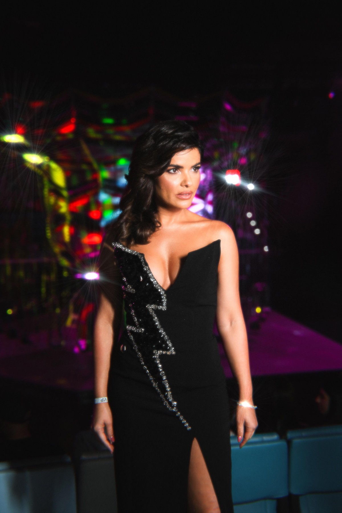 Vanessa Giacomo trägt ein kraftvolles schwarzes Kleid, um an der Modenschau in Mailand teilzunehmen |  Prominente
